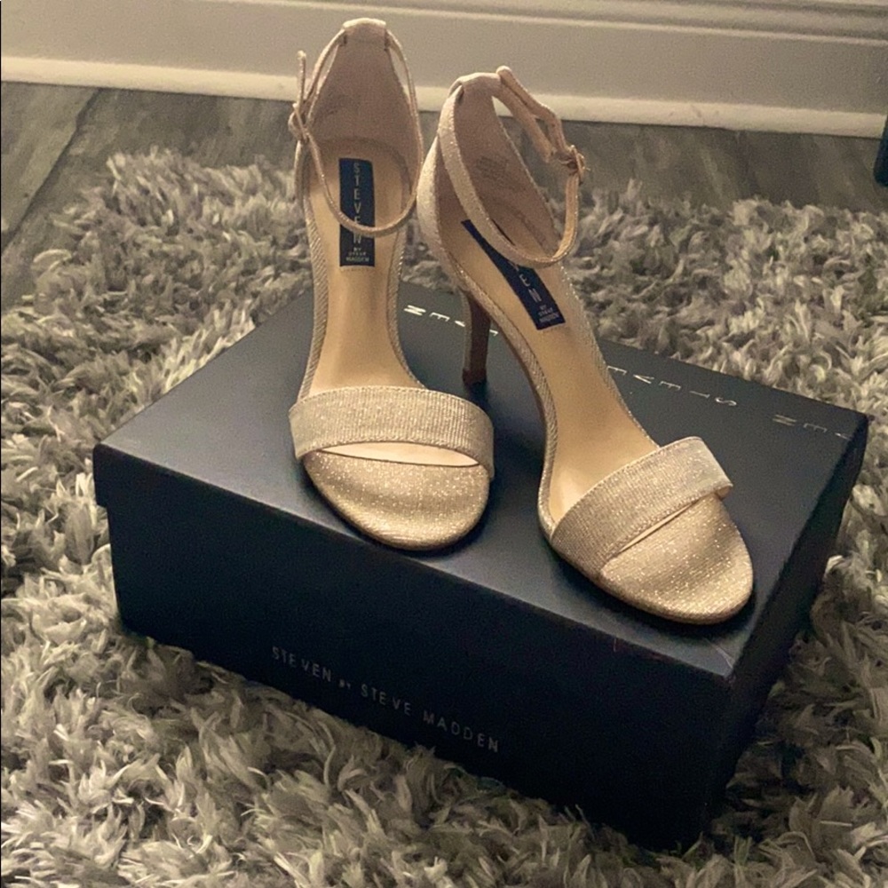 Steve by Steve Madden ‘Vienna’ in Platinum Heel